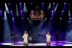 First Aid Kit framför Abbas Dancing Queen under Guldbröllopskonserten på Kungliga Operan. Foto: Kungliga Operan/Sören Vilks