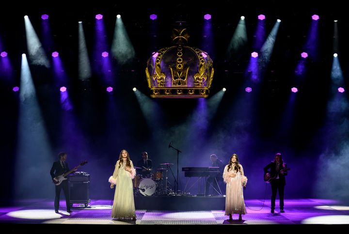 First Aid Kit framför Abbas Dancing Queen under Guldbröllopskonserten på Kungliga Operan. Foto: Kungliga Operan/Sören Vilks