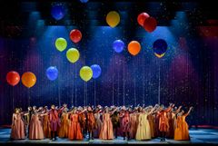 Kungliga Operans kör framför utdrag ur Mästersångarna i Nürnberg under Guldbröllopskonserten på Kungliga Operan. Foto: Kungliga Operan/Sören Vilks