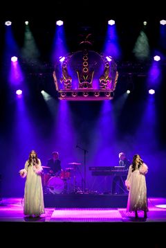 First Aid Kit framför Abbas Dancing queen under Guldbröllopskonserten på Kungliga Operan. Foto: Kungliga Operan/Sören Vilks.