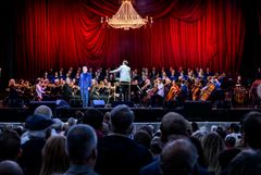 Hovsångare Karl-Magnus Fredriksson tillsammans med Kungliga Hovkapellet på Gustav Adolfs torg 2024. Foto: Kungliga Operan/Sören Vilks