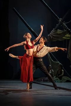Le corsaire, Kungliga Baletten 2026. Luiza Lópes och AdiLiJiang Abudureheman. Foto: Kungliga Operan/Håkan Larsson