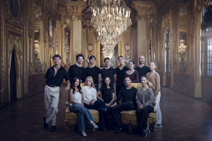 Bakre raden: Gabriel Lorena, Benjamin Garrett, Joan Sempere Martinez, Erik Åhl , Arion Javer, Femke Feith, Eoin Robinson,  Alexandra Melsom. Främre raden: Zoé Ferla, Jessica Templeton, Chyrstyn Mariah Fentroy,  Alexandre Joaquim, Chloé Hoffmann.