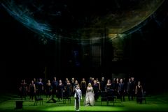 Melancholia, Kungliga Operan 2026. Kerstin Avemo, David Francett och Kungliga Operans kör. Foto: Kungliga Operan/Sören Vilks
