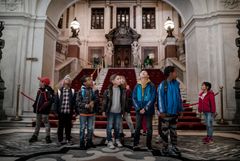 Skolelever från Smedshagsskolan i Stockholm på guidad visning i Operahuset. Foto: Kungliga Operan/Markus Gårder.