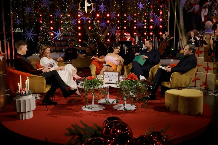 Uppesittarkvällen 2023 med i bild från vänster: Daniel Norberg, Lotta Engberg, Arantxa Álvarez, Edward af Sillén och David Hellenius