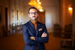 Tony Haddou sgår i riksdagens korridor. Han har armarna i kors och ser beslutsam ut.