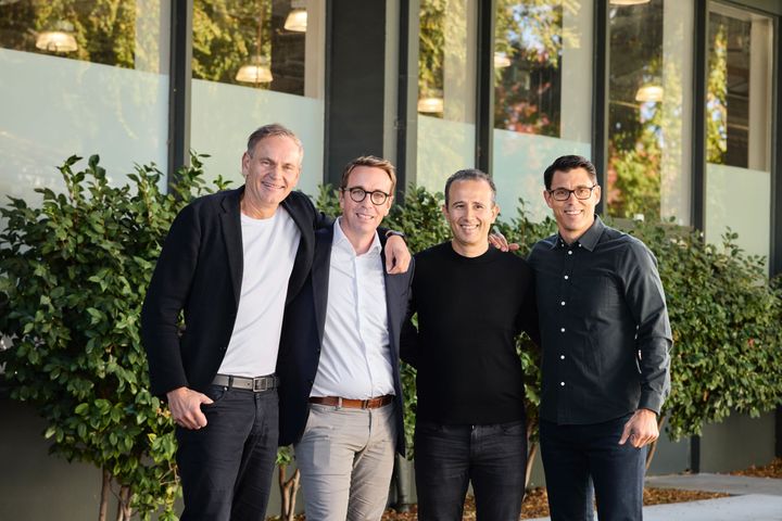 Från vänster till höger: Oliver Blume, Koncernchef för Volkswagen Group, Carsten Helbing, utsedd till framtida co-CEO för samriskföretaget, Wassym Bensaid, co-CEO för samriskföretaget, RJ Scaringe, grundare och CEO för Rivian.