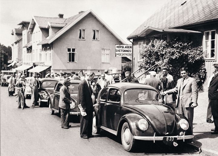 Volkswagens svenska historia startade 1948 när Scania-medarbetare körde fyra Bubblor från Helsingborg till Sverige. Här ett stopp i Örkelljunga.