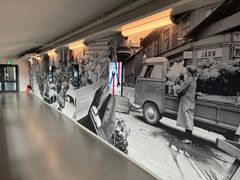 Den historiska utställningen består bland annat av fototapeter med ett unikt material som upphittats i företagets arkiv. Varje milstolpe har fått en ljuslåda med tillhörande filmsnutt. Allt material finns också utlagt på sajten vwgroup.se