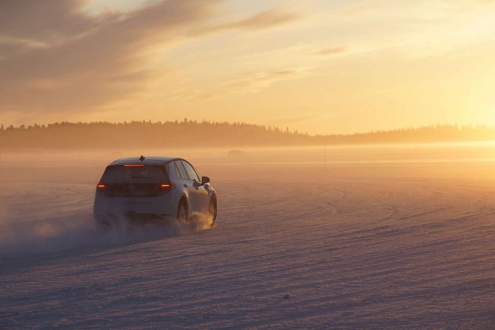 Testfordonet ID.EVERY1 med SDV-arkitektur och provisorisk kaross under vintertester. Dess utseende motsvarar inte den slutliga produktionsmodellen.