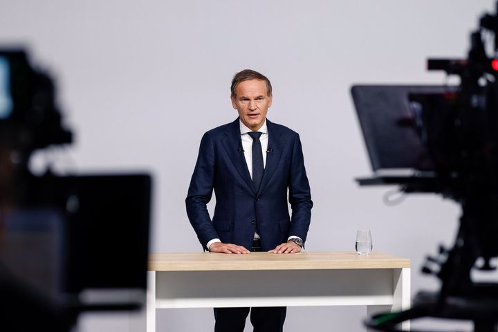 Oliver Blume presenterar centrala delar av Volkswagen-koncernens framtidsplan vid årsstämman.