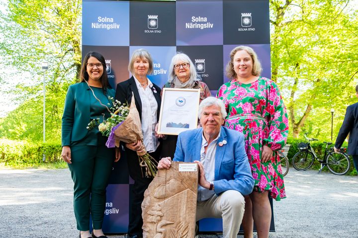 Organisationen Gretas Gamlingar i Bergshamra vann årets miljöpris. Här tillsammans med Sara Kukka-Salam, kommunstyrelsens ordförande (vänster på bild) och Victoria Johansson, miljö- och hälsoskyddsnämndens ordförande (höger på bild).