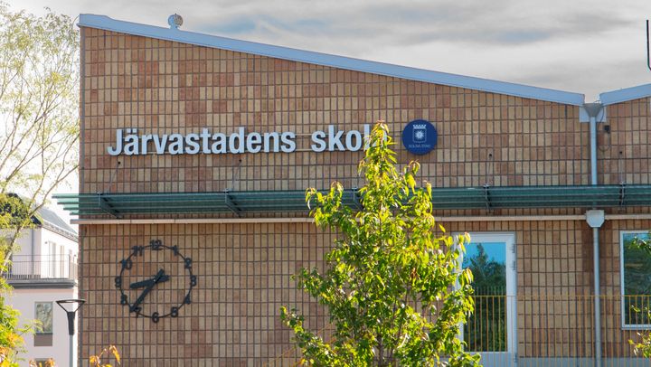 Skylt på fasaden till Järvastadens skola.