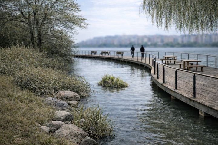 Preliminär skiss på föreslaget bryggdäck för rekreation vid Skärmbassängen. Originalillustration: Rejlers AB. AI bearbetning: Solna stad.