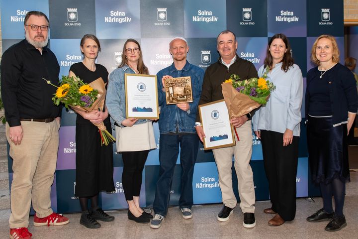 Fr. Vänster: Martin Eliasson, Ordförande i byggnadsnämnden, Clara Fraenkel, Ljusdesigner, White arkitekter, Angelica Bierfeldt Liptak, Landskapsarkitekt, White arkitekter, Felix Melin, Landskapsarkitekt, White arkitekter, Enrique Oyarzun, Projektledare, Järvastaden AB, Linda Marlevi, Arkitekt, White arkitekter och Emelie Grind, förvaltningschef, Samhällsbyggnadsförvaltningen, Solna stad