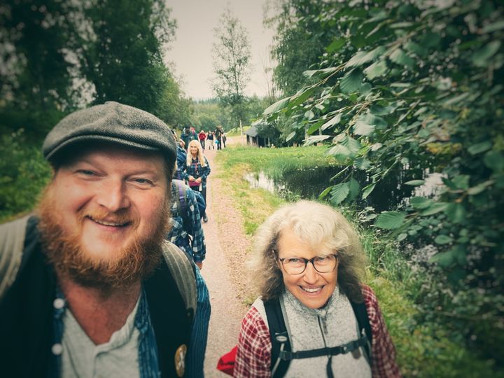 Emanuel Eriksson, projektledare för Pilgrim’s Walk for Future och vandraren Doris Lefenau från Tyskland på Romboleden i Dalarna.
