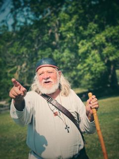 Olaus Petri a k a Jan-Erik Nylund guidar en grupp pilgrimer i Alvastra klosterruin. två vandringsdagar söder om Vadstena
