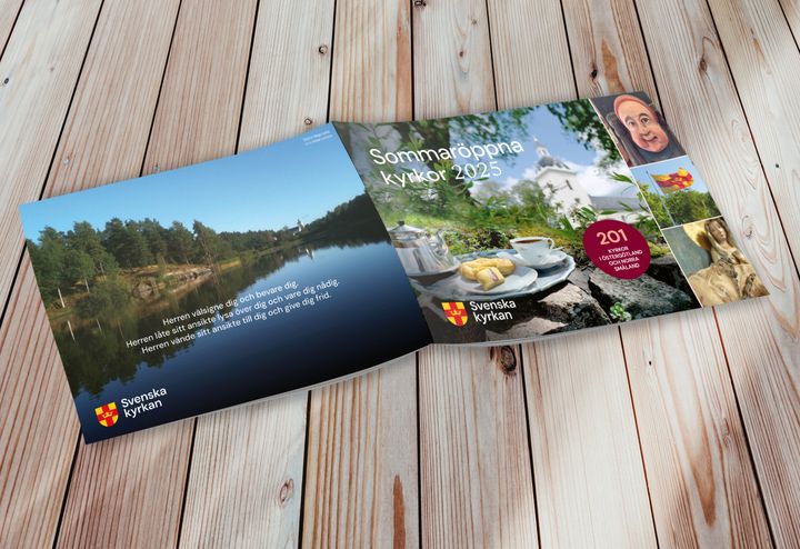 Omslaget av årets broschyr av Sommaröppna kyrkor på en trätrall