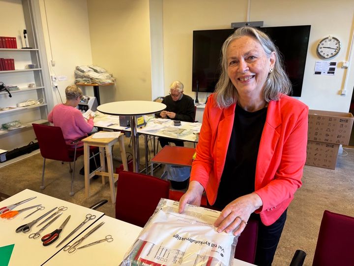 Helena Lundberg, valhandläggare Linköpings stift. I bakgruden syns rösträknare.