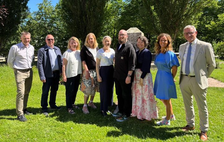 Gruppbild med representanter från Fonus, Svenska kyrkan och Sveriges Begravningsbyråers Förbund