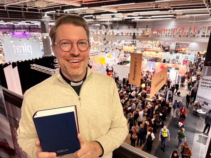 Dan Nässelqvist från Linköpings stift med en bibel framför folkvimlet på Bokmässan.