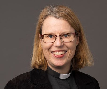 Porträttfoto på Alexandra Cimbritz mot grå bakgrund