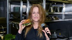 Anna stadling med sin Sundsvallsburgare underhåller i Hamburger Börs nya satsning Lunch Live