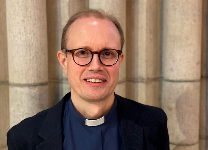 Porträttbild på kyrkoherden Jonas Lindberg som tilldelats Skao:s stipendium