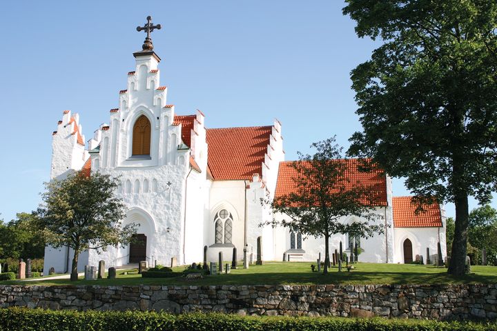 De äldsta delarna av S:t Olofs kyrka på Österlen tros vara från senare delen av 1100-talet. Kalkmålningarna kom till på 1400-talet. Detta är en av Lunds stifts drygt 550 kyrkobyggnader som välkomnar besökande att ta del av kulturarvet i sommar.