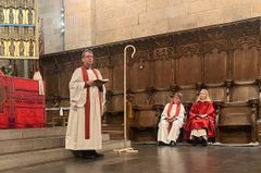 Biskop Johan Tyrberg med nya resekräklan i Lunds domkyrka.