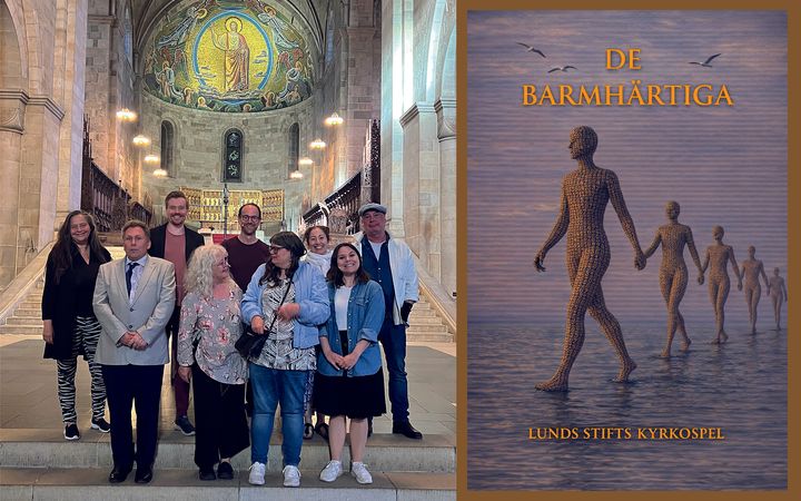 En grupp med människor står tillsammans i Lunds domkyrka. Till höger syns en affisch för Lunds stifts kyrkospel.