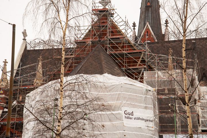 Fasaden på Luleå domkyrka genomgår en omfattande renovering.