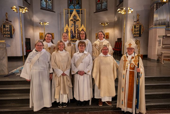 Övre raden fr. v.: Alma Marklund, Lotta Vikström, Janna Mörtzell och Åsa Lundmark. Nedre raden fr. v.: Astrid Ström, Julia Magnusson, Vivkea Hedström, Linda Modig och biskop Åsa Nyström.