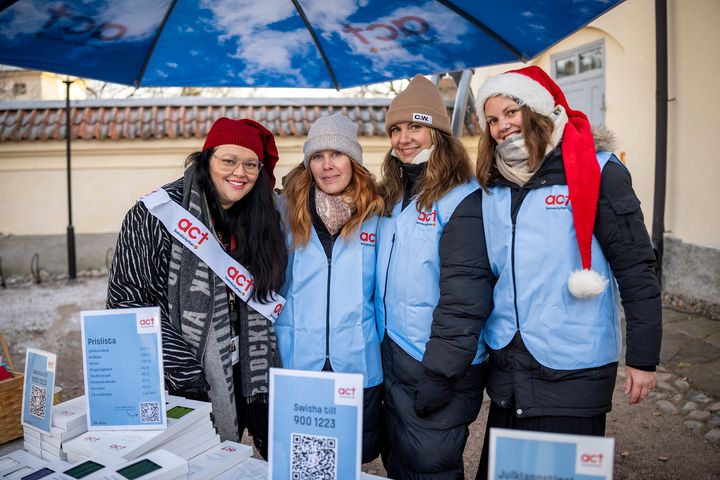 Insamling till Act Svenska kyrkan på en julmarknad.