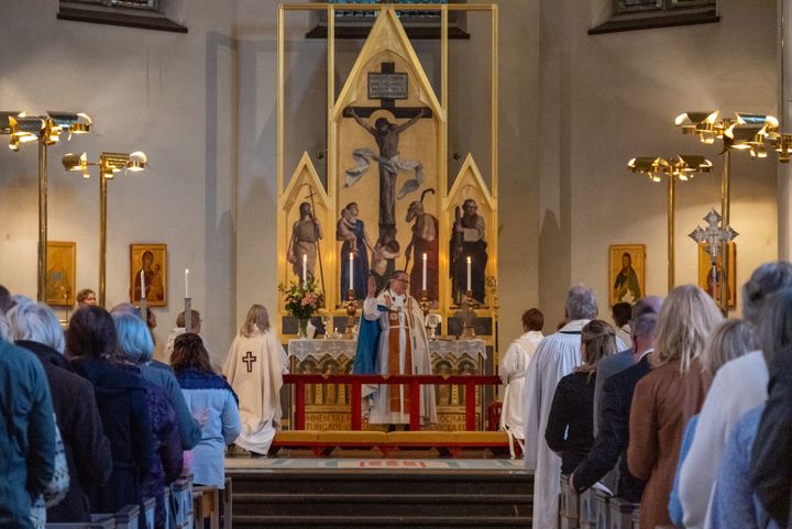 Biskop Åsa Nyström vid diakon- och prästvigning i januari 2025.