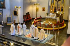 De nyvigda ska dela ut nattvarden.