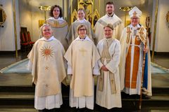 Övre raden: Anna Galvina, Sofia Pellikka, Jonathan Söderström Häggbom och biskop Åsa Nyström. Nedre raden: Maria Selin Huss, Åsa Bergius och Anne Eliasson.