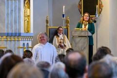 Heidi Stenberg, stiftsjurist, läser kungörelsen. I förgrunden Maria Selin Huss.