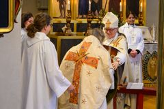 De nyvigda får hjälp att iklädas stola och mässhake.