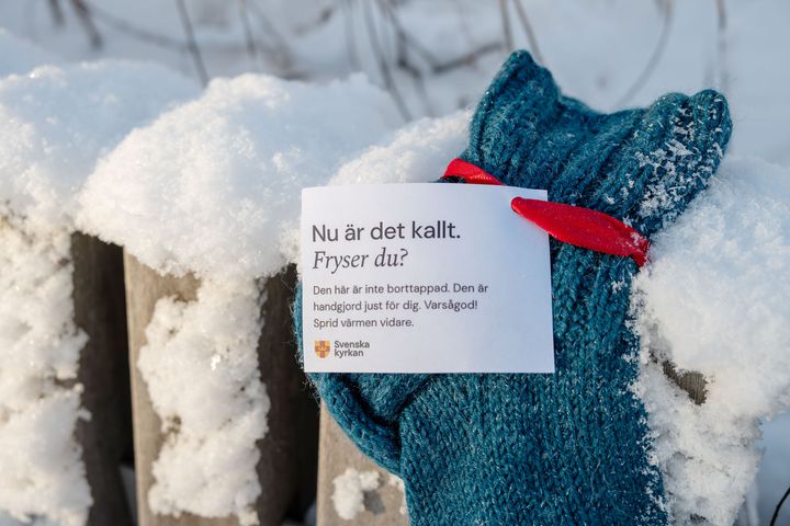 Flera församlingar runtom i landet arbetar för ett varmare samhälle. Svenska kyrkan vill vara en av flera uppmuntrande röster som tar initiativ för att stärka demokrati och samhällsservice, engagemang för de som är ensamma eller har det svårt ekonomiskt.