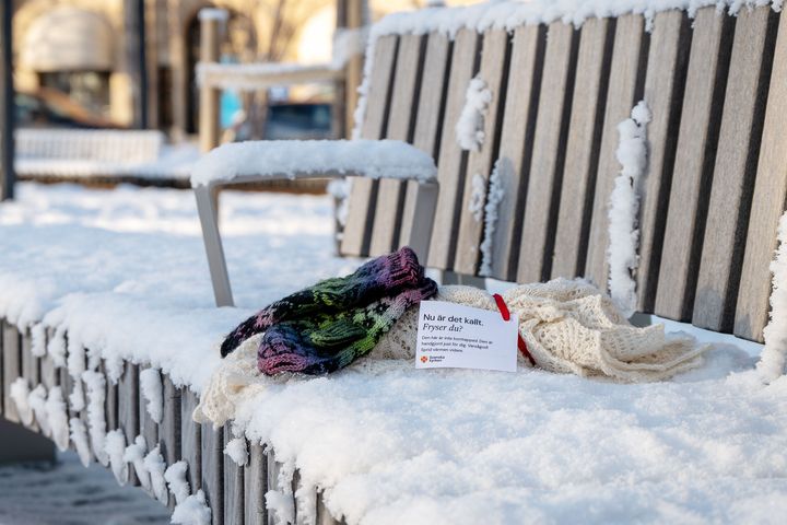 Runtom i landet har Svenska kyrkan lagt ut hemstickade halsdukar, mössor och vantar – för ett varmare samhälle.