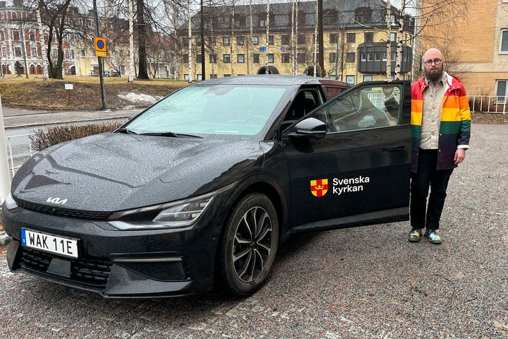 Daniel Degerman och den första bilen i elbilpoolen.