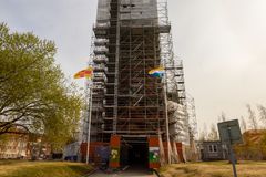 Svenska kyrkans flagga och Meänflaku.