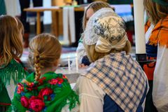 En grupp barn tände ljus under kyrkans förbön.