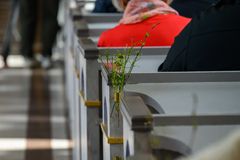 Kyrkan var dekorerad med konstverk och blåbärsris.