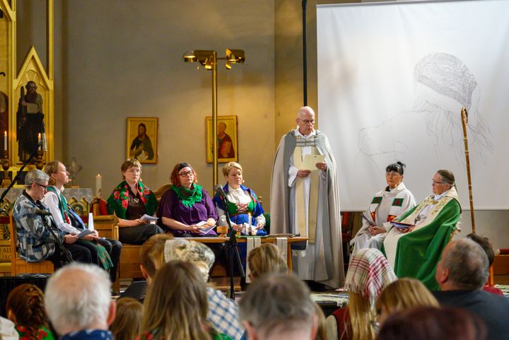 Ärkebiskop Martin Modéus läste ursäkten från sig och biskop Åsa Nyström, till de f.d. elever som farit illa i arbetsstugorna.