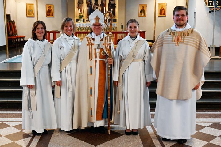 Fr. v. Silvia Inäbnit, Karolina Jonsson, biskop Åsa Nyström, Julia Lindgren och Linus Häggström.