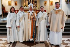 Fr. v. Silvia Inäbnit, Karolina Jonsson, biskop Åsa Nyström, Julia Lindgren och Linus Häggström.