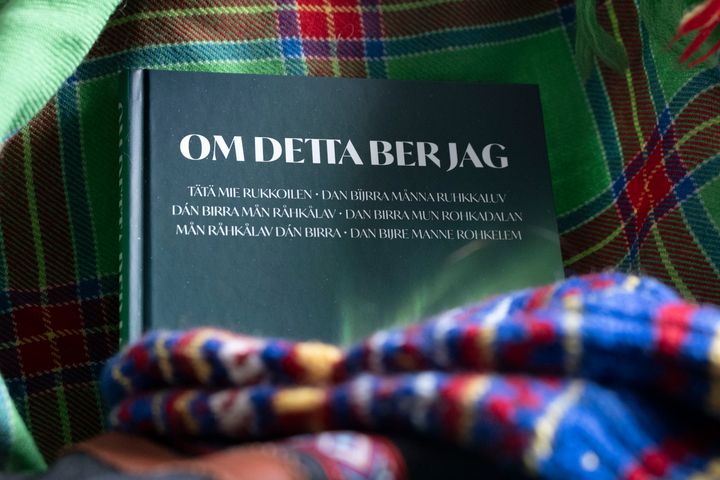 I boken har barn från Norrbotten och Västerbotten delat böner på svenska, meänkieli och fem samiska språk.
